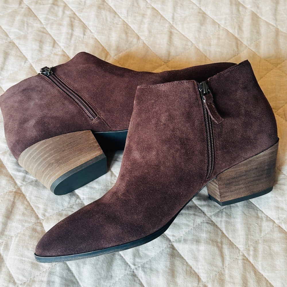 🆕 Nordstrom Caslon Brand Nora Bootie in
Chocolate Suede, 11M. Never worn! 🤠🤎✨